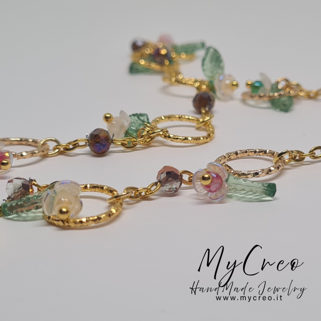 Bracciale morbido con lavorazione ad anelli e fiori