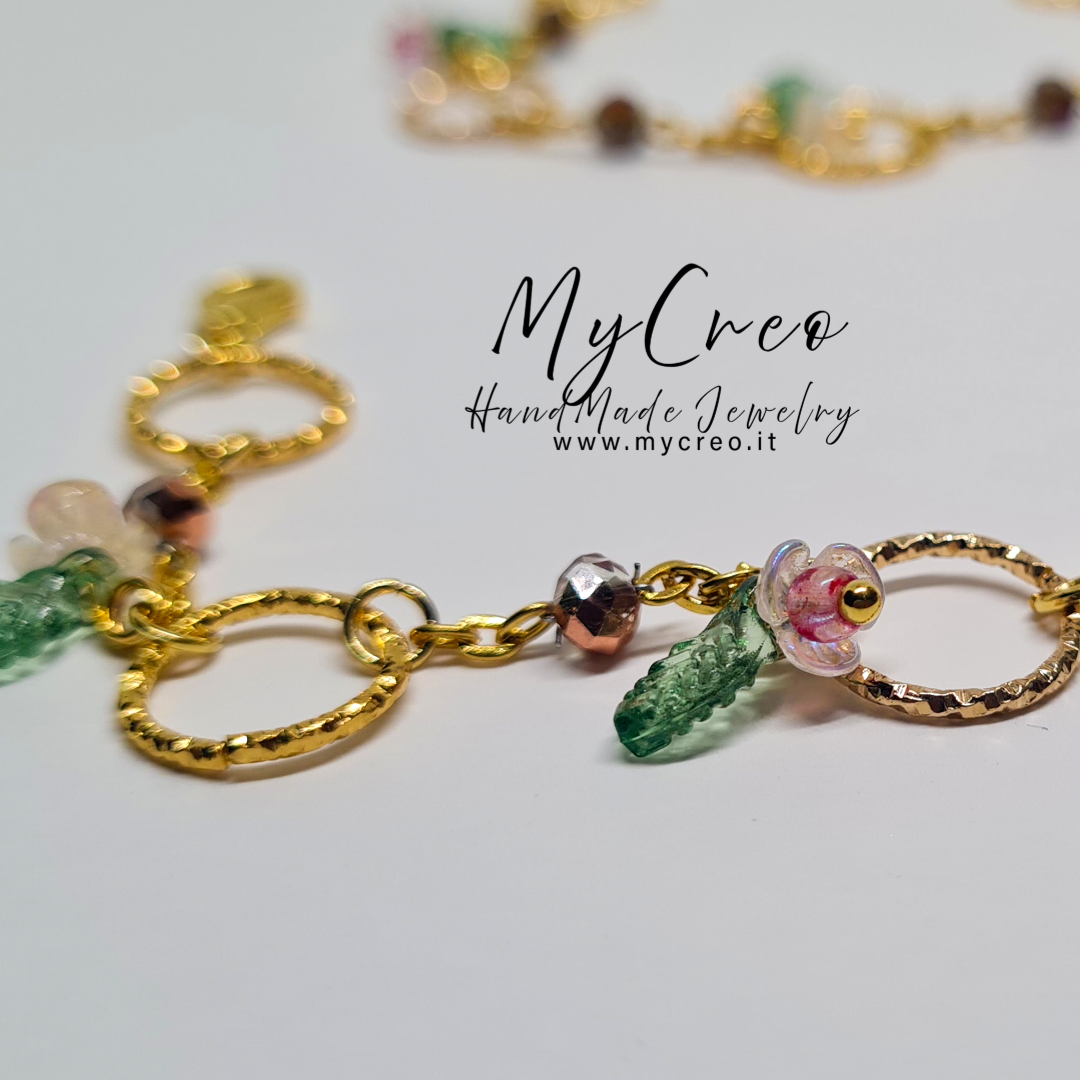 Bracciale morbido con lavorazione ad anelli e fiori