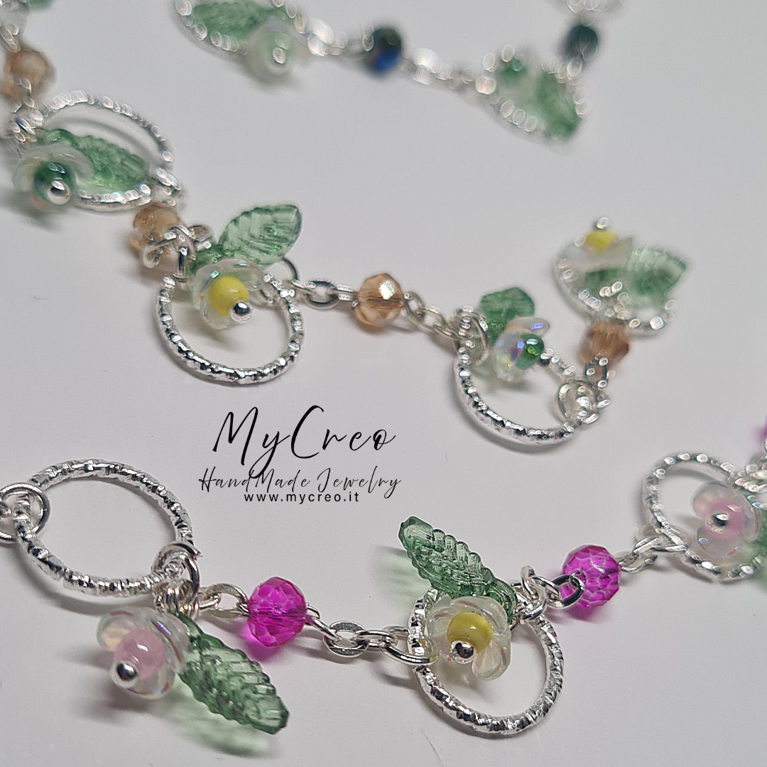 Bracciale morbido con lavorazione ad anelli e fiori